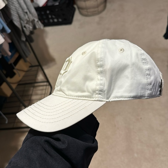 MLB Pirates hat - Picture 2 of 8